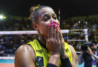 MVP, Adenízia desabafa após título da Superliga: 'Não acreditaram na gente'