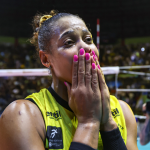 MVP, Adenízia desabafa após título da Superliga: 'Não acreditaram na gente'