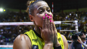 MVP, Adenízia desabafa após título da Superliga: 'Não acreditaram na gente'