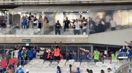 Confusão entre torcedores do Cruzeiro e dirigentes do Atlético no Mineirão