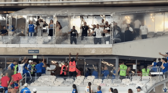 Confusão entre torcedores do Cruzeiro e dirigentes do Atlético no Mineirão