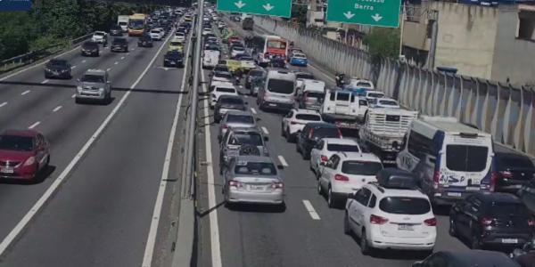 Duas faixas no trecho entre a Ilha do Fundão e a Maré ficaram bloqueadas •