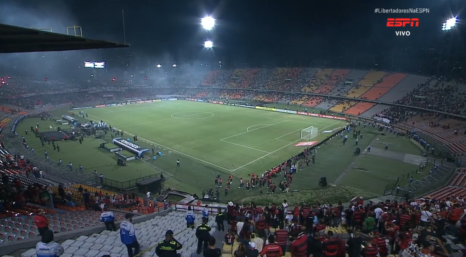 Medellín x Flamengo: jogo é interrompido com um minuto por questões de segurança