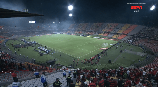 Partida entre Independiente Medellín e Flamengo é paralisada por questões de segurança