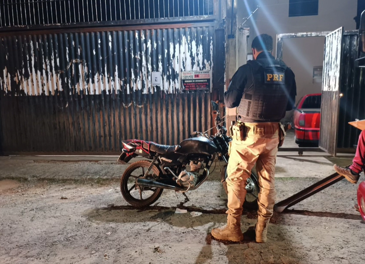 PRF prende motociclista após perseguição e identifica moto clonada