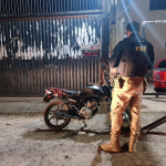 PRF prende motociclista após perseguição e identifica moto clonada