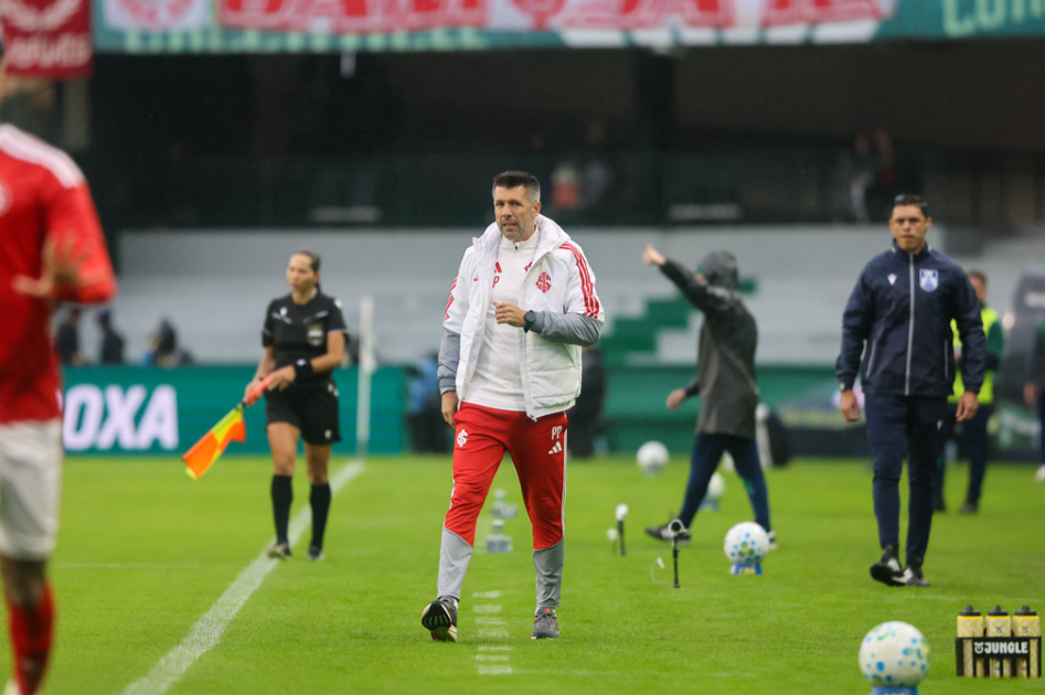 Precipitado? Pezzolano comenta retorno de Rochet ao gol em empate do Inter