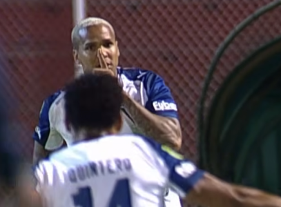 Deyverson pede silêncio ao banco de reservas do Mushuc Runa• Reprodução/Zapping Sports