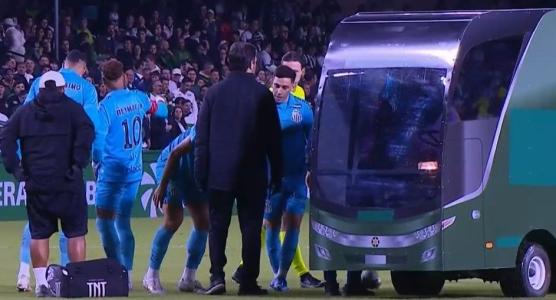 João Schmidt antes de sair do jogo do Santos com o Coritiba