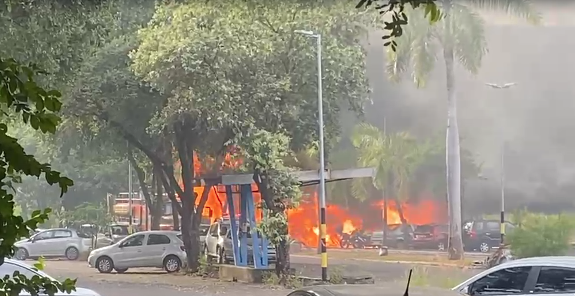 Incêndio atinge veículos em estacionamento de sideúrgica em Timóteo