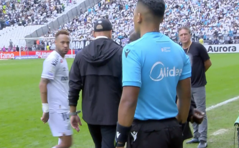 Neymar ficou na bronca com o assistente Bruno Mota • Reprodução/Premiere