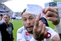 Santos x Coritiba: quarto árbitro comete erro grotesco e força saída de Neymar do campo