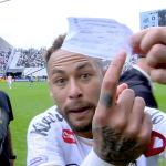Santos x Coritiba: quarto árbitro comete erro grotesco e força saída de Neymar do campo