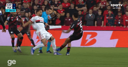 Dividida entre Paquetá e Felipinho • Reprodução/sportv