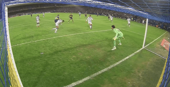 Momento do toque na mão do jogador do Boca, que anulou o gol contra o Cruzeiro • Divulgação/Conmebol