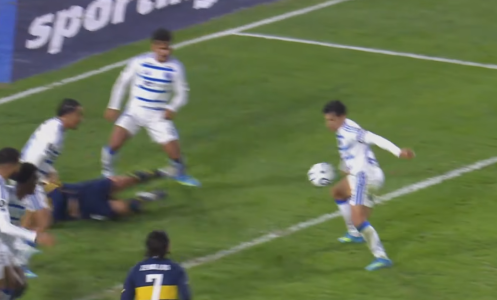 Momento em que a bola pega na mão de Lucas Romero, no final do jogo entre Boca Juniors e Cruzeiro • Reprodução/Conmebol