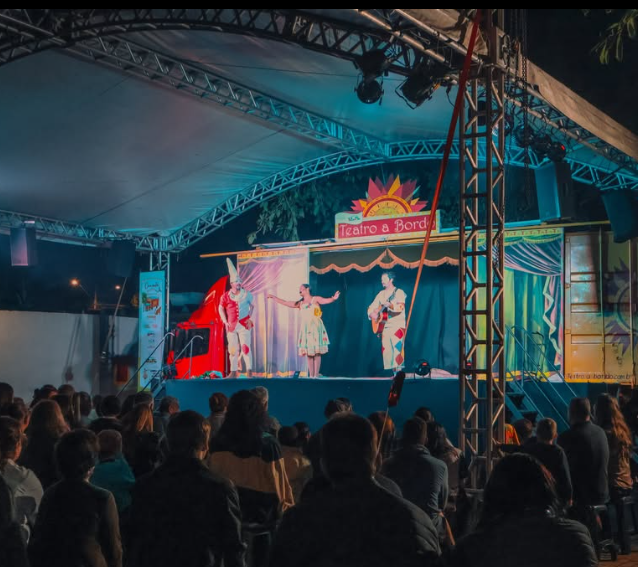 Teatro a Bordo chega a Ouro Preto com caminhão-palco movido a energia solar