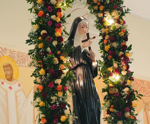 Santuário celebra dia de Santa Rita de Cássia e realiza encontro de carros antigos