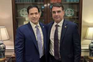 Senador Flávio Bolsonaro se encontra com secretário de Estado dos EUA, Marco Rubio