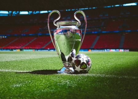 Troféu da Champions e bola da final na edição 2025/2026