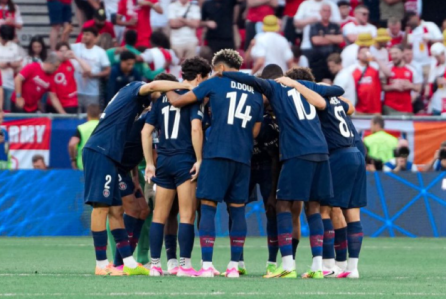 Jogadores do PSG durante jogo contra o Arsenal