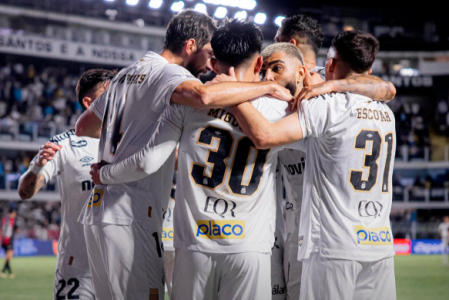Jogadores do Santos celebram gol contra o Vitória