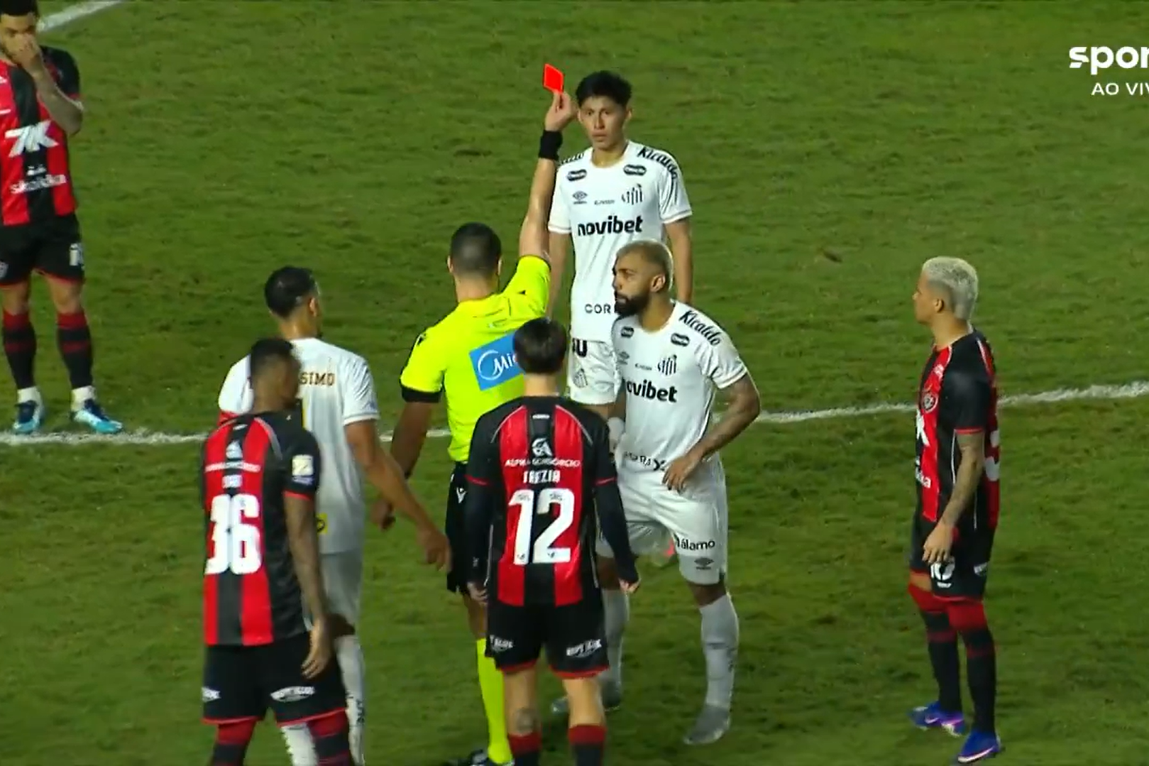 Gabigol faz gesto obsceno para torcedor e é expulso em Santos x Vitória; veja