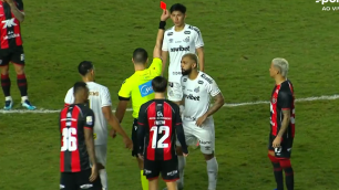 Gabigol faz gesto obsceno para torcedor e é expulso em Santos x Vitória; veja