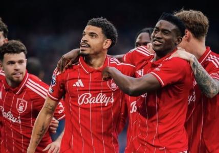 Jogadores do Forest comemoram gol marcado contra o Chelsea