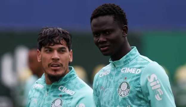 Palmeiras promove zagueiro marfinense de 18 anos para grupo profissional