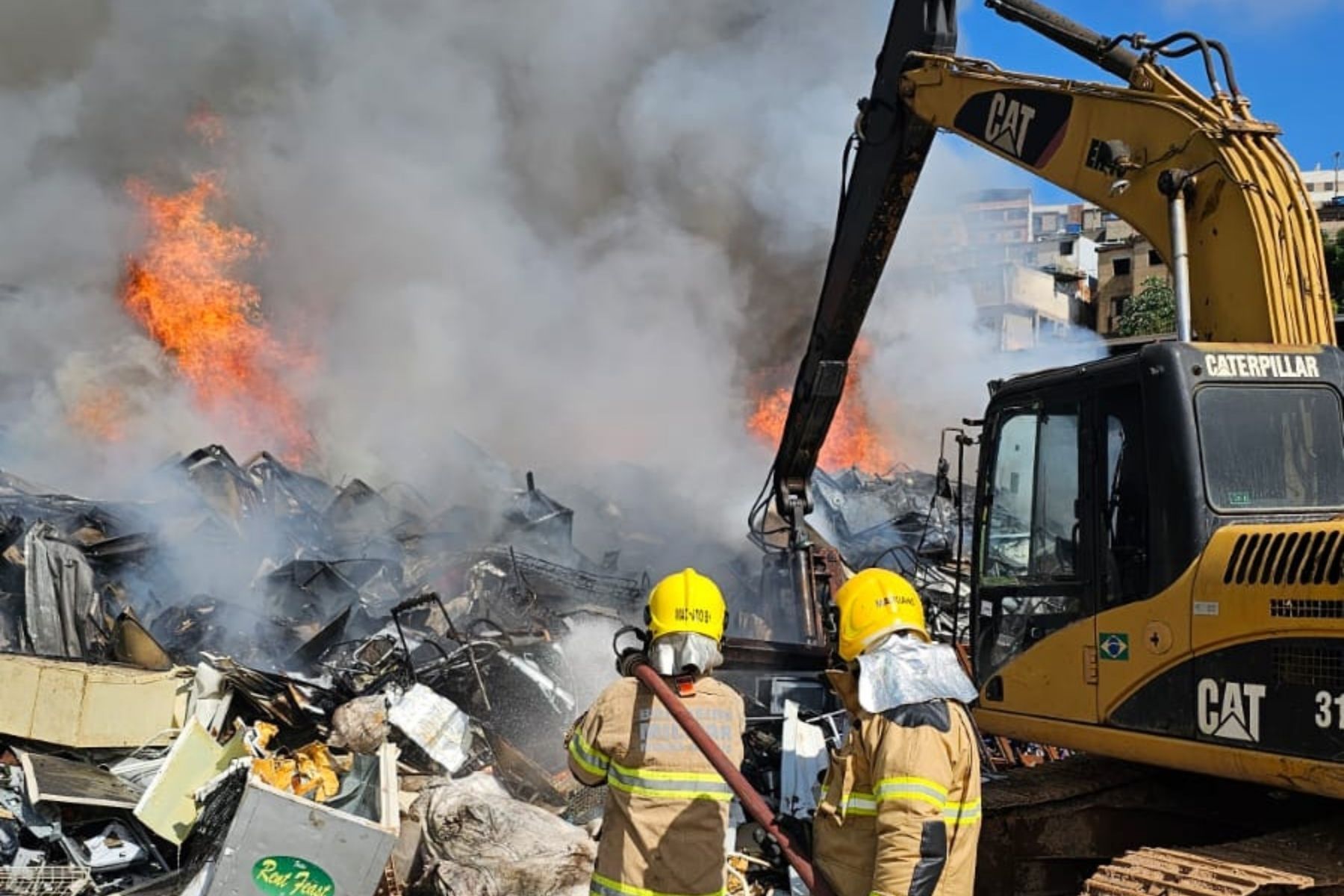 Bombeiros controlam incêndio em depósito de material reciclado em Juiz de Fora