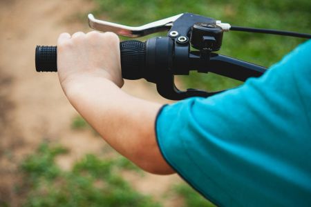 Criança que andava de bicicleta é atropelada por carro no interior do Espírito Santo