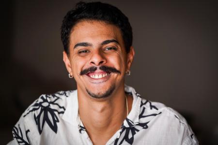 O músico Fábio Matos, de 32 anos, usa a cartomancia como seu principal meio de sustento • Lucas Negrisoli / Itatiaia