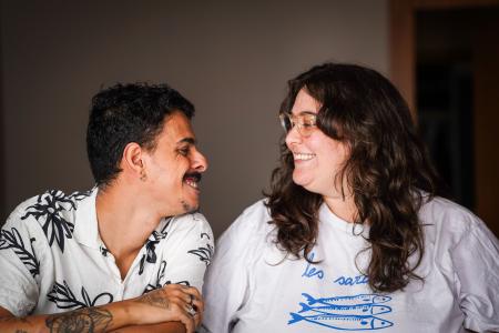 Noivos, o músico Fábio Matos, de 32 anos, e Clara França Valadares compartilham o misticismo como fonte de renda • Lucas Negrisoli / Itatiaia