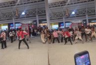 Em BH, dançarinos fazem flash mob de ‘Thriller’ em shopping