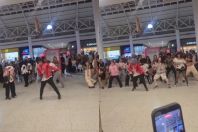 Em BH, dançarinos fazem flash mob de ‘Thriller’ em shopping