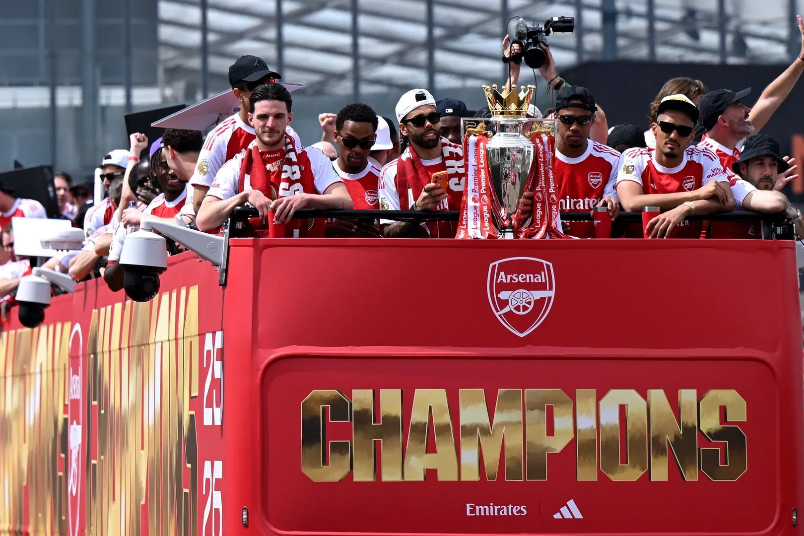 Desfile de campeão do Arsenal atrai milhões de pessoas em Londres; veja fotos