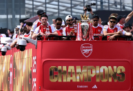 Desfile de campeão do Arsenal atrai milhões de pessoas em Londres; veja fotos
