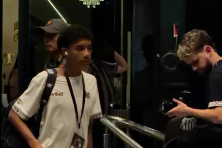 Robinho Jr na saída do hotel em que Santos está hospedado