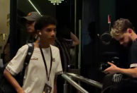 Santos: Robinho Jr é vaiado na saída do hotel no Paraguai, e torcida ovaciona Neymar