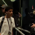 Santos: Robinho Jr é vaiado na saída do hotel no Paraguai, e torcida ovaciona Neymar