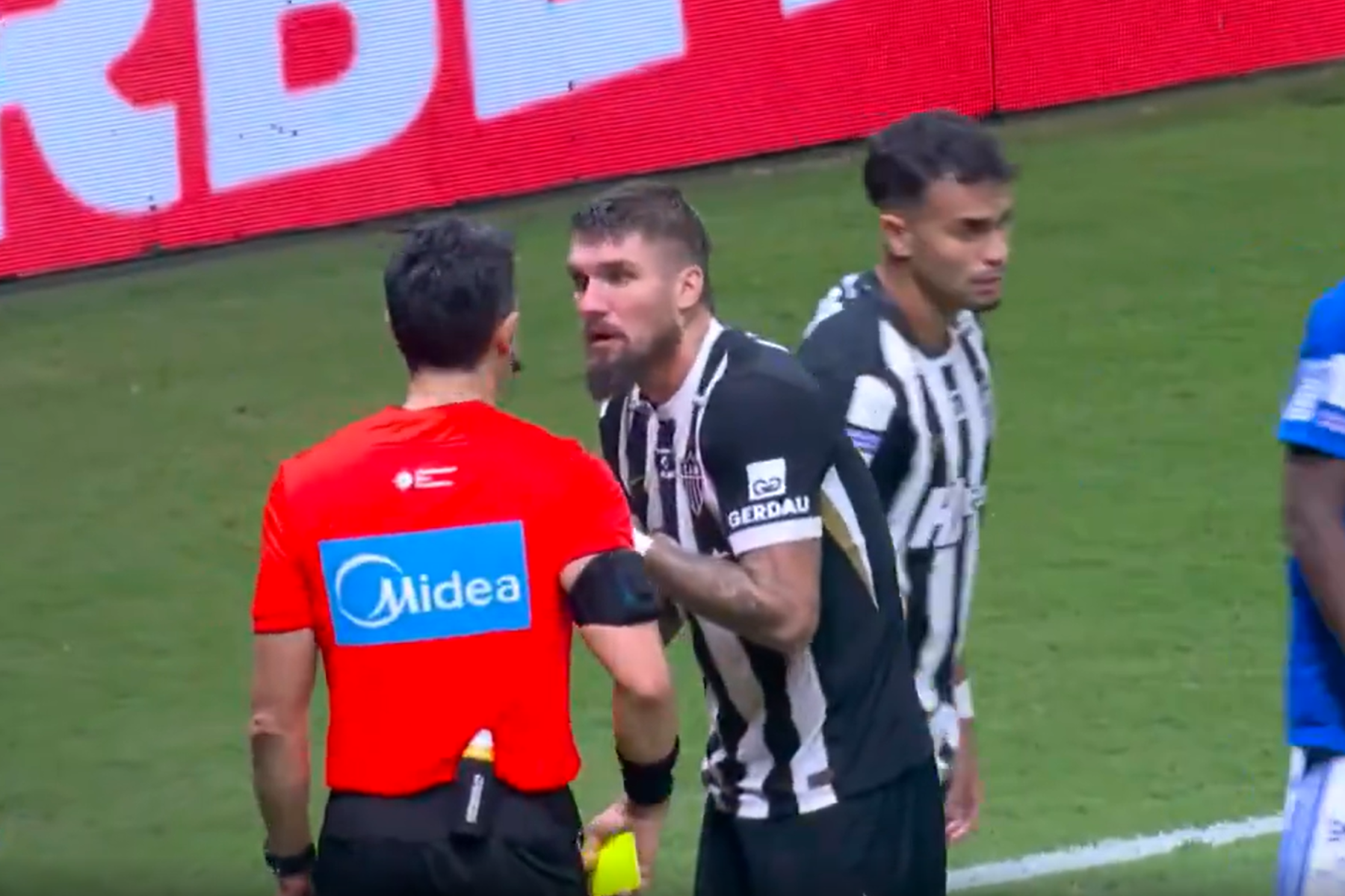 Narrador do SBT detona Lyanco por expulsão em Cruzeiro x Atlético: 'Forçado ao extremo'