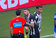 Narrador do SBT detona Lyanco por expulsão em Cruzeiro x Atlético: 'Forçado ao extremo'