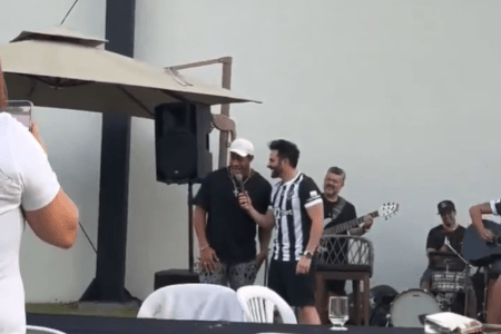 Ídolo do Atlético, Hulk canta música de Bruno e Marrone em festa de despedida de BH
