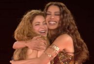 Shakira se declara para Anitta em show histórico no Rio: 'Deusa brasileira'