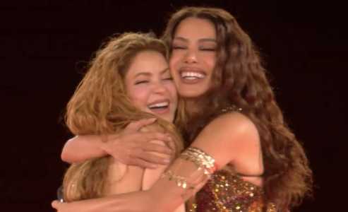 Shakira e Anitta cantam juntas pela primeira vez