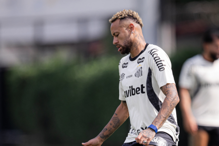 Neymar durante treino do Santos no CT Rei Pelé