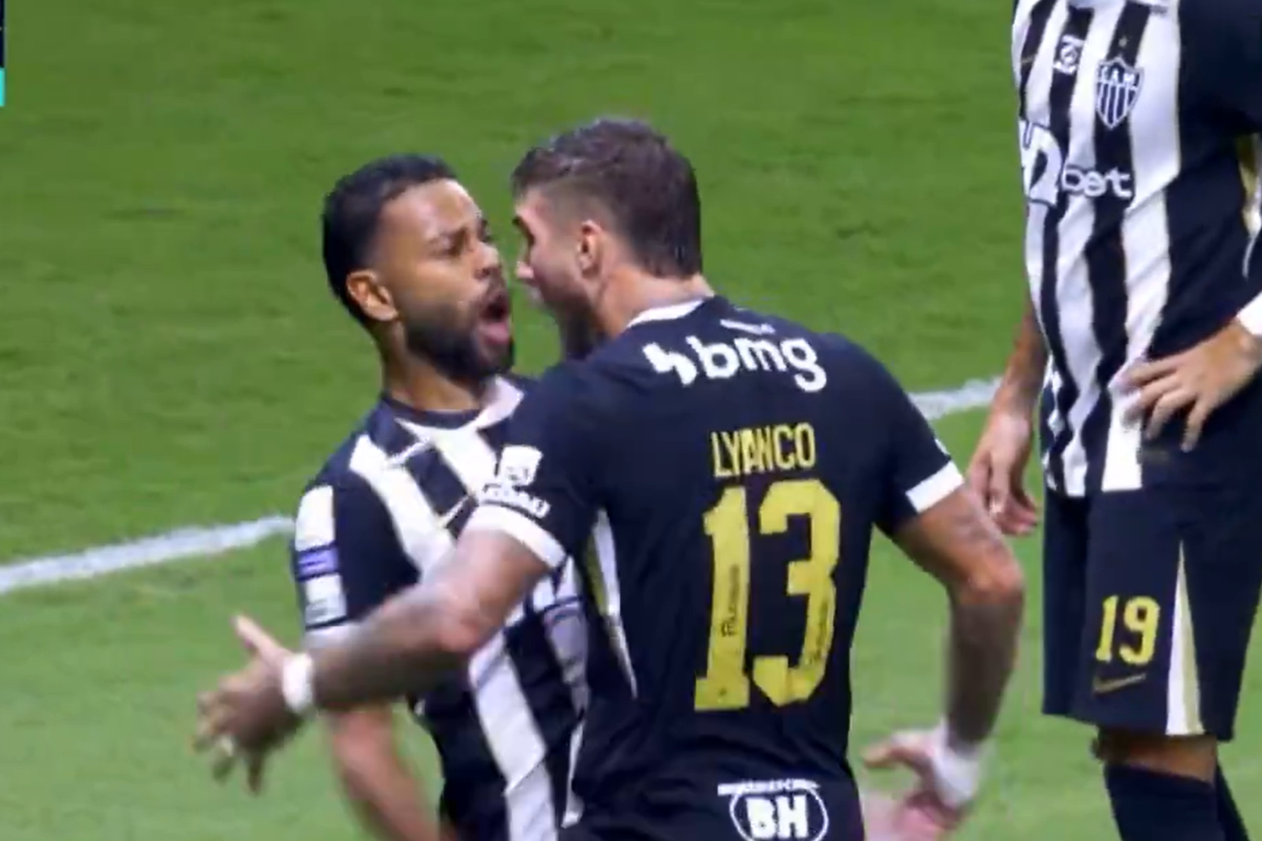 Cruzeiro x Atlético: Lyanco recebe cartão vermelho e é cobrado por Renan Lodi