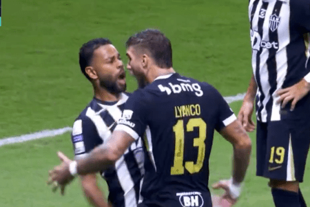 Discussão entre Renan Lodi e Lyanco durante clássico entre Cruzeiro e Atlético