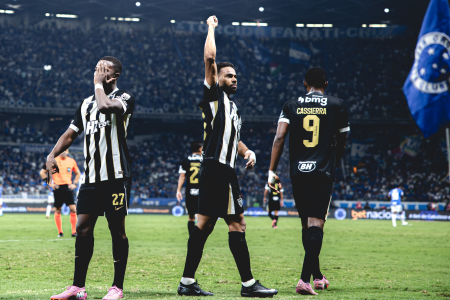 Alan Minda, Renan Lodi e Mateo Cassierra comemoram gol do Atlético sobre o Cruzeiro no Mineirão